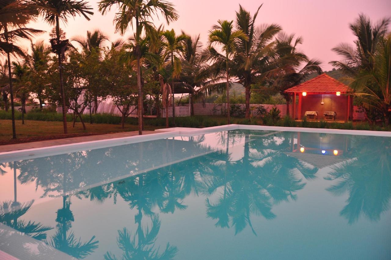 Aquatica Resorts & Spa Morjim Bagian luar foto