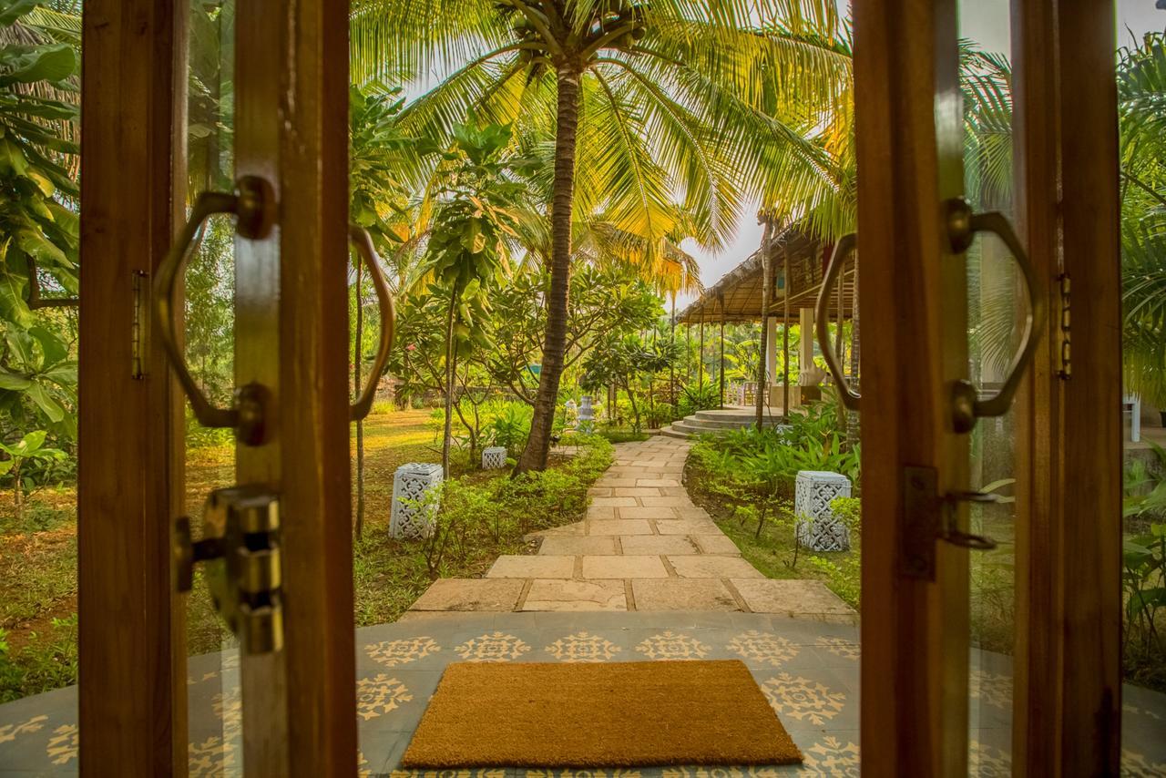 Aquatica Resorts & Spa Morjim Bagian luar foto