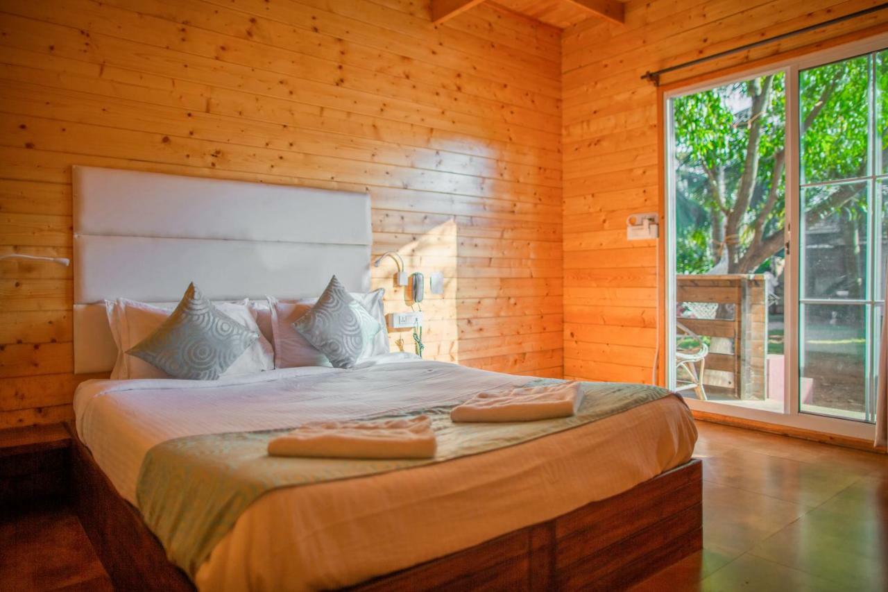 Aquatica Resorts & Spa Morjim Bagian luar foto