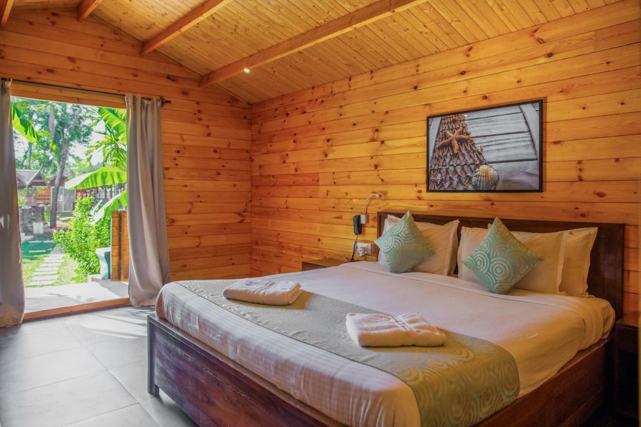 Aquatica Resorts & Spa Morjim Bagian luar foto
