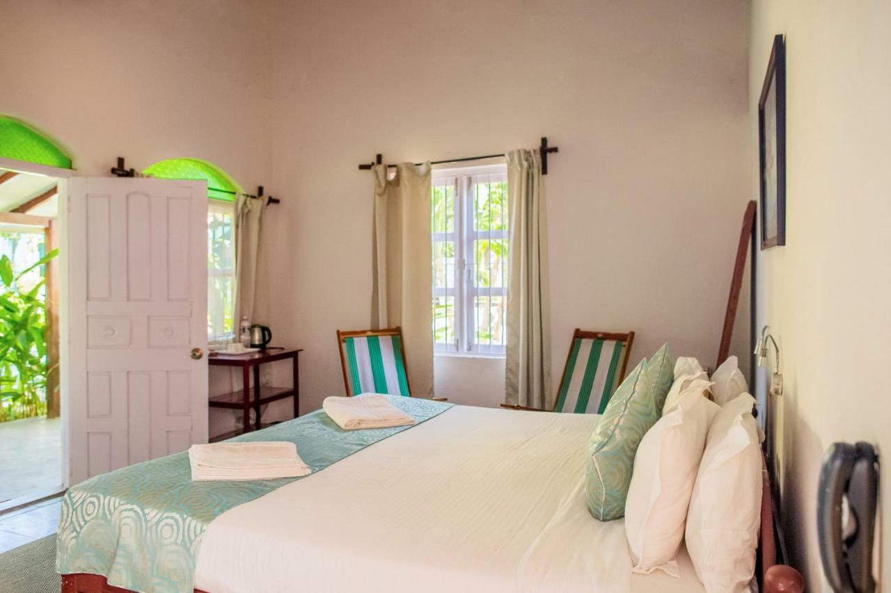 Aquatica Resorts & Spa Morjim Bagian luar foto