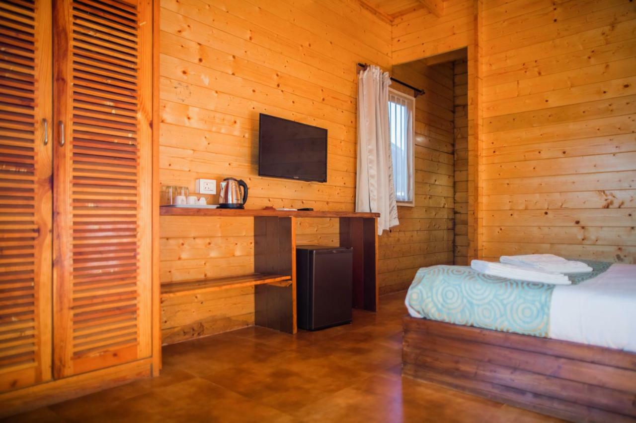 Aquatica Resorts & Spa Morjim Bagian luar foto