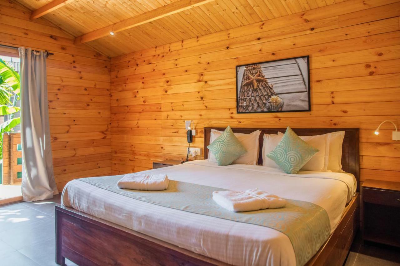 Aquatica Resorts & Spa Morjim Bagian luar foto